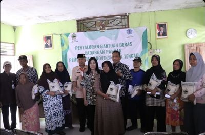 Warga Dumeling, Kupu, Sawojajar, dan Sidamulya Terima Bantuan Beras dari Pemerintah