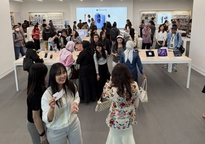 Heboh! Sultan Jakut Ramai-ramai Berburu iPhone 16 Rp11 Jutaan di Mal Mewah Pluit