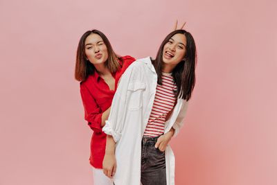 10 Inspirasi Outfit Wanita Warna Merah Putih Kece Buat Rayakan Kemerdekaan