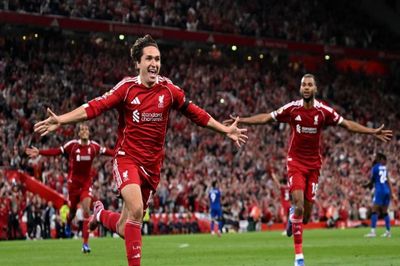 Sempat Kesulitan, Liverpool Akhirnya Menang 4-2 berkat Gol Telat Chiesa dan Salah