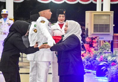 Bupati Bengkalis Kukuhkan Pasukan Paskibraka di Wisma Sri Mahkota