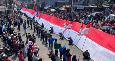 Ribuan Warga Bumiayu Meriahkan HUT RI dengan Hormat Bendera Merah Putih 80 Meter