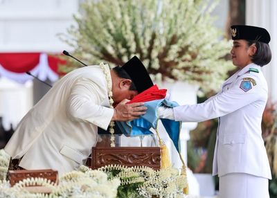 Presiden Prabowo Cium Bendera Merah Putih Penuh Khidmat, Nasionalisme Membara!