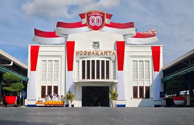 Semarak HUT ke-80 RI, Daop 6 Yogyakarta Hadirkan Nuansa Merah Putih di Stasiun dan Kereta