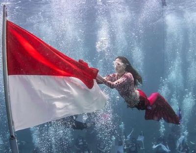 Gubernur Sherly Tjoanda Jadi Sorotan Usai Aksi Memukau Saat Upacara HUT RI di Laut dan Darat, Menyelam Pakai Baju Duyung