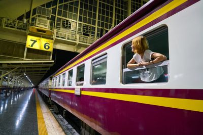 5 Arti Mimpi Naik Kereta Menurut Primbon Jawa yang Perlu Kamu Tahu