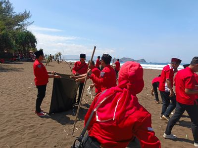 Upacara dan Bersih-Bersih Pantai Cara Perayaan 17 Agustus PDI Perjuangan Jember, Apa Alasannya?