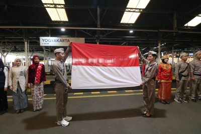 Semarak HUT RI Ke-80 Oleh Daop 6 Yogya : Kondektur Kenakan Pita Merah Putih Hingga Lagu Indonesia Raya Menggema di Dalam Kereta