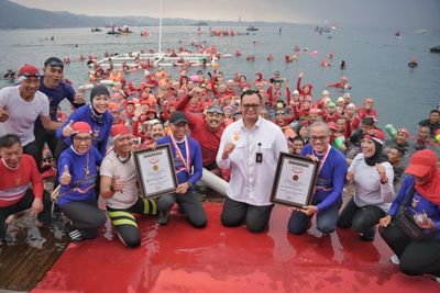 Upacara Merah Putih di Laut Pecahkan Rekor MURI, Gubernur Lampung Jadi Inspektur