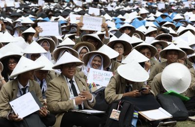 Usung Semangat Perubahan dan Kemanusiaan, Meriahnya 10 Ribu Lebih Mahasiswa Baru UGM Pada Penutupan PPSMB Pionir