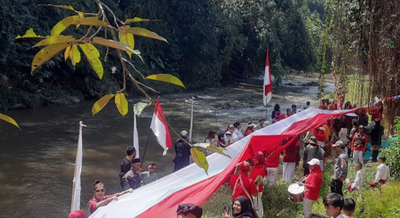 Semarak 17 Agustus: Warga Malang Bentangkan Bendera Merah Putih 80 Meter di Sungai Brantas