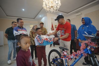 Aksi Viral Siswa SD Panjat Tiang Bendera, Gubernur Lampung Beri Hadiah Sepeda hingga Tabungan