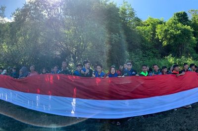 Bendera Merah Putih Raksasa Membentang di Pantai Oluhuta Paradise Bone Bolango
