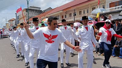 Pawai Baris Indah di Bangka Selatan Berlangsung Meriah, Sempat Diguyur Hujan Peserta Tetap Semangat