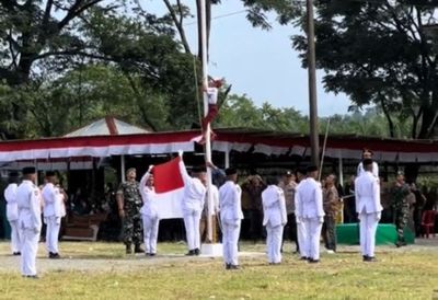 Viral, Seorang Siwa SD Di Nagan Raya Panjat Tiang Demi Kibarkan Merah Putih