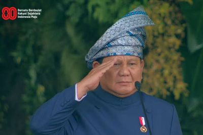Presiden prabowo pakai Tanjak Putra Kayangan di Istana Merdeka