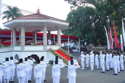 Bupati Garut Pimpin Upacara Peringatan HUT ke-80 RI di Alun-Alun Garut
