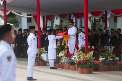 Upacara Penurunan Bendera HUT ke-80 RI di Kota Bandung Berlangsung Khidmat