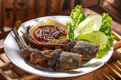 Bukan Karena Jorok, Ini Fakta Ilmiah Kenapa Lele Melengkung saat Digoreng