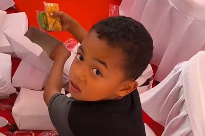 Viral Bocah SD Kumpulkan Kue Sisa Pejabat usai Upacara 17 Agustus di Gowa
