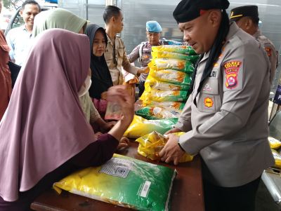 Emak-emak Padati Gerakan Pangan Murah Polres Serang di Mapolsek Pontang