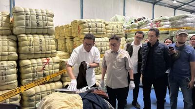 Kemendag Sita 19 Ribu Bal Pakaian Bekas Impor Senilai Rp112 Miliar di Jawa Barat