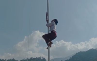 Bocah SD yang Panjat Tiang Bendera di Lampung Banjir Pujian
