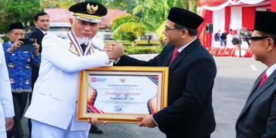 Bertepatan Dengan Momen HUT RI ke 80 Tahun : Pemprov Sumbar Beri Penghargaan Kepada 3 Tokoh Atas Dedikasi dan Kontribusinya Terhadap Daerah