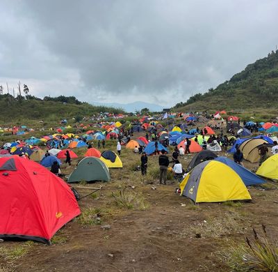Gunung Talang Diserbu 5.000 Pendaki saat 17 Agustus, Jalur ke Puncak Macet Total