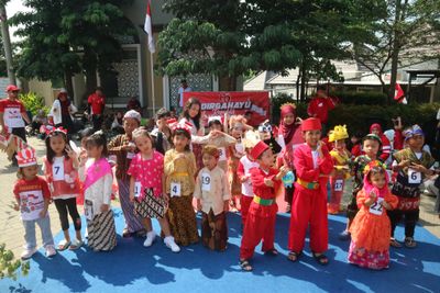 Gemas! Tampilan Gaya Model Cilik Semangat Rayakan HUT ke-80 di Depok