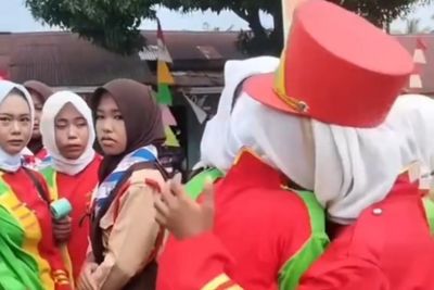 Viral! Penampilan Drumband MTs Negeri 7 Muaro Jambi Terhenti Gara-gara Perayaan Ulang Tahun Camat