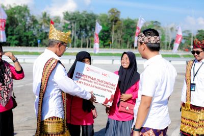 Pengelola Tol Lampung Serahkan Mesin Jahit untuk Dukung Ekonomi Kreatif Ibu-Ibu di Sekitar Tol