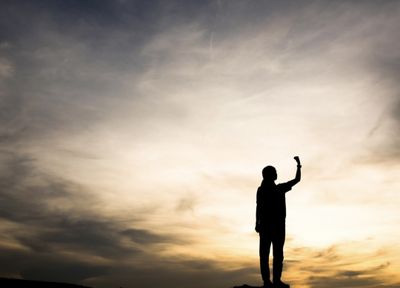 7 Puisi Singkat Tentang Pengorbanan Anak Pertama yang Bikin Hati Tersentuh