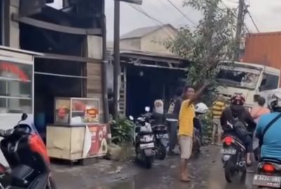 Brak! Truk Trailer Tubruk Teras Rumah Warga di Marunda Jakarta Utara