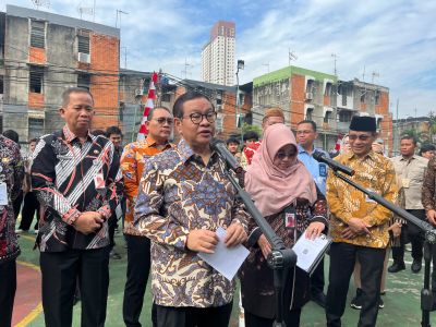 Gubernur Jakarta Serahkan Bantuan Pemutihan Ijazah dan Lepas Edutrip Siswa KJP Plus
