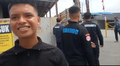 Ini Oknum Brimob Yang Melarang Wartawan Ambil Gambar Saat Penyegelan PT Genesis