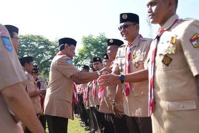 Sultan HB X Serahkan Lencana Darma Bakti di Peringatan Hari Pramuka ke-64 Kepada Bupati dan Wakil Bupati Sleman