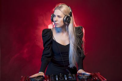 5 Zodiak yang Paling Suka Lagu DJ dan Musik Berisik