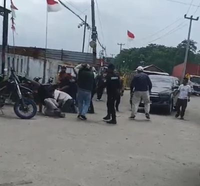 Ormas dan Oknum Brimob Keroyok Wartawan Saat Liputan Penyegelan Pabrik PT Genesis di Cikande