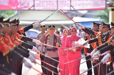 Kapolda Gorontalo Baru, Irjen Pol Widodo Disambut Tradisi Pedang Pora