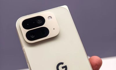 Google Pixel 10 Pro Fold: Layar Super Cerah, Kamera Andal, Tapi Bobotnya Berat