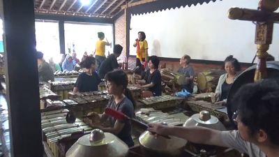 Keren! Turis-Seniman Jepang Jago Beraksi dengan Gamelan di Sanggar Begog Kiyatdiharjo
