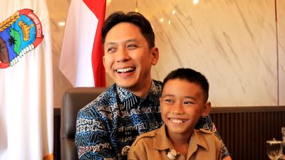 Bocah Pemanjat Tiang Bendera yang Viral Dapat Beasiswa Rp245 Juta dari Bupati Lampung Selatan