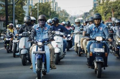 Naik Motor, Gubernur dan Wagub Jateng Bawa Bantuan untuk Korban Rob Babalan Demak