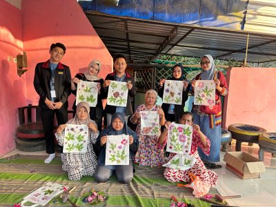 PMM UMM : Pelatihan Ecoprint Warnai Kegiatan Ibu-Ibu PKK Dusun Kampung Baru
