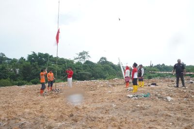 Upacara Bendera di Gunung Sampah, Aksi Unik Pemulung Peringati HUT RI ke-80