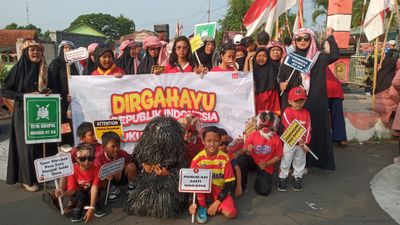 Cosplay DPR RI ala Tikus Koruptor Jadi Sorotan Karnaval di Dukuh Silem