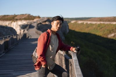5 Zodiak Cowok yang Paling Suka Jalan-Jalan dan Traveling Seru