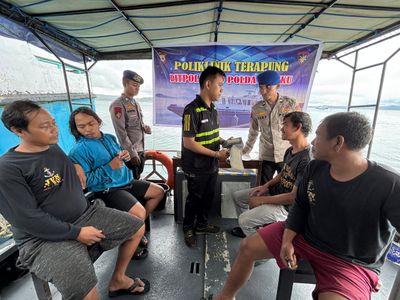 Polisi Bikin Klinik Terapung Layani Pemeriksaan Gratis di Pelabuhan Hurnala Maluku Tengah