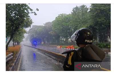 Bentrok Masih Berlanjut, Petugas Terus Dorong Mundur Massa Aksi di Sekitar DPR